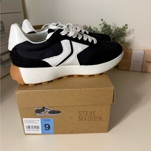 Steve Madden Kendrick Shoes - Women’s size 9 - Black & White